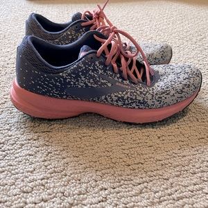 Brooks launch 6 women’s